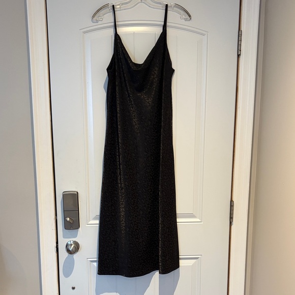 Elegant Black Slip Dress - Picture 3 of 10